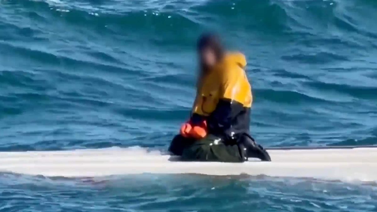 Jongen (15) na kapseizen gevonden op zee in VS, broertje en neefje overleden