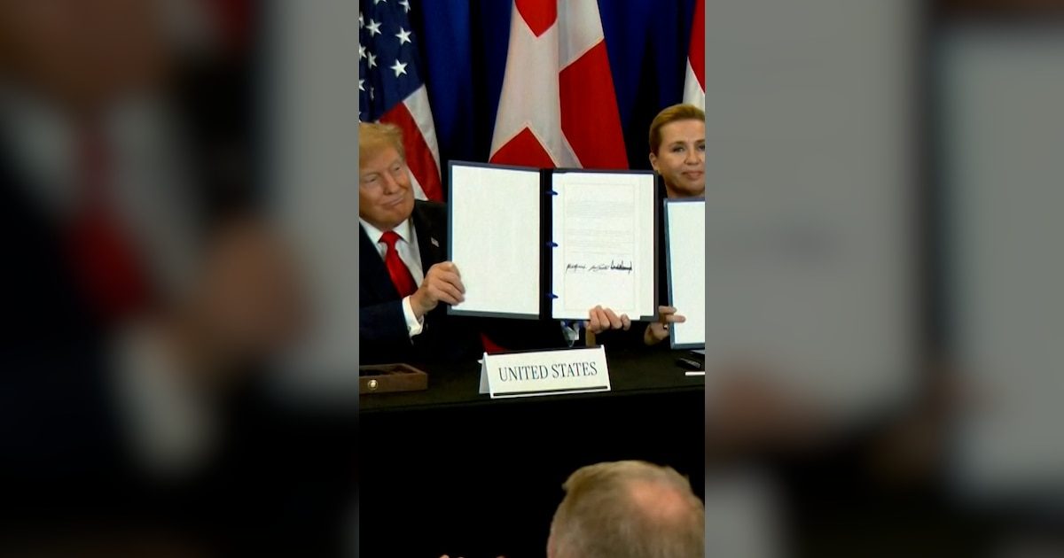 Se øjeblikket, hvor historisk aftale bliver underskrevet