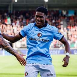 Debutant Schaken (17) draagt met prachtgoal bij aan zege Feyenoord op NEC