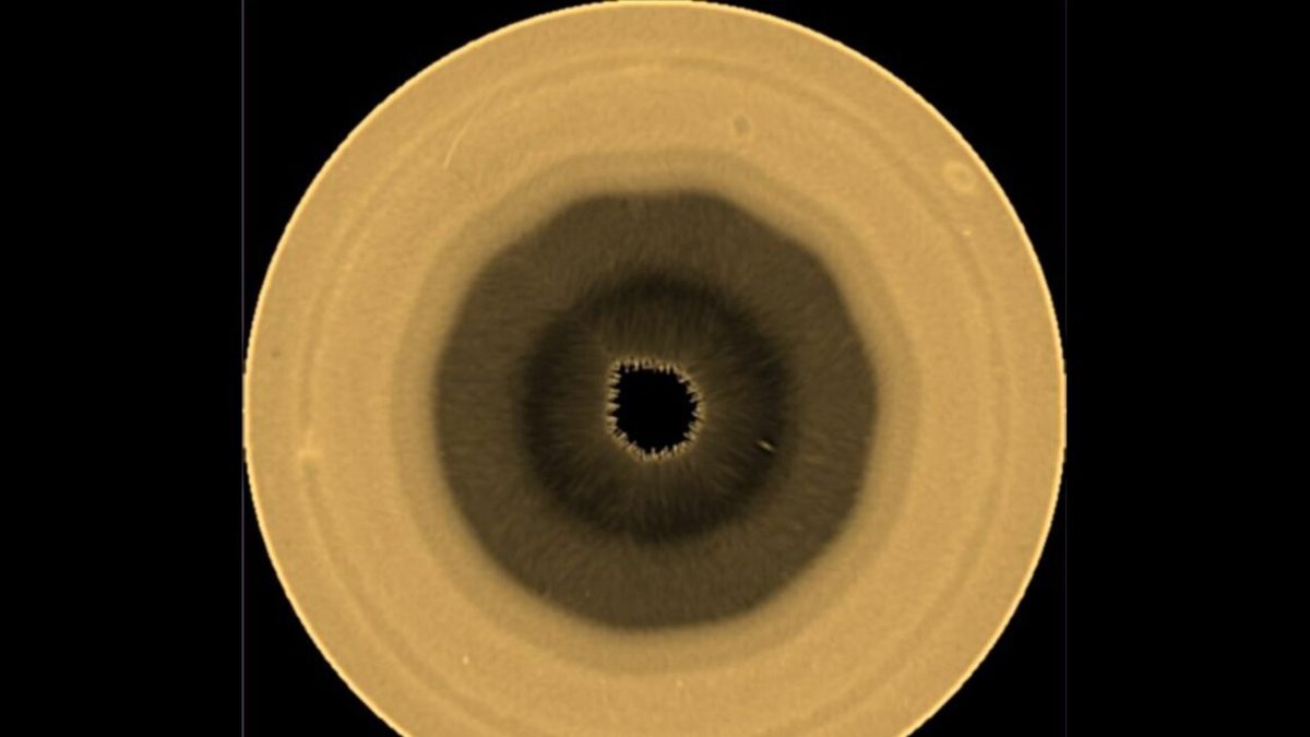 Comparso un enorme decagono nel polo sud di Saturno