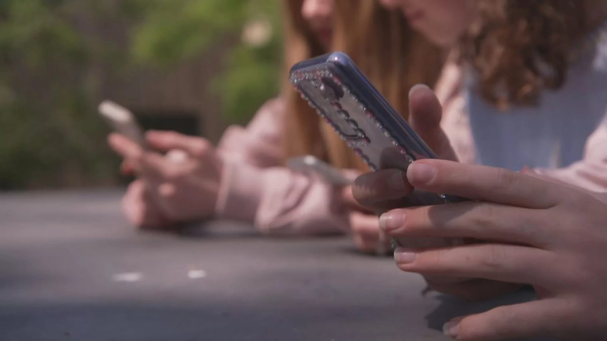 Ouders en scholen wijzen naar elkaar voor oplossing tegen online pesten