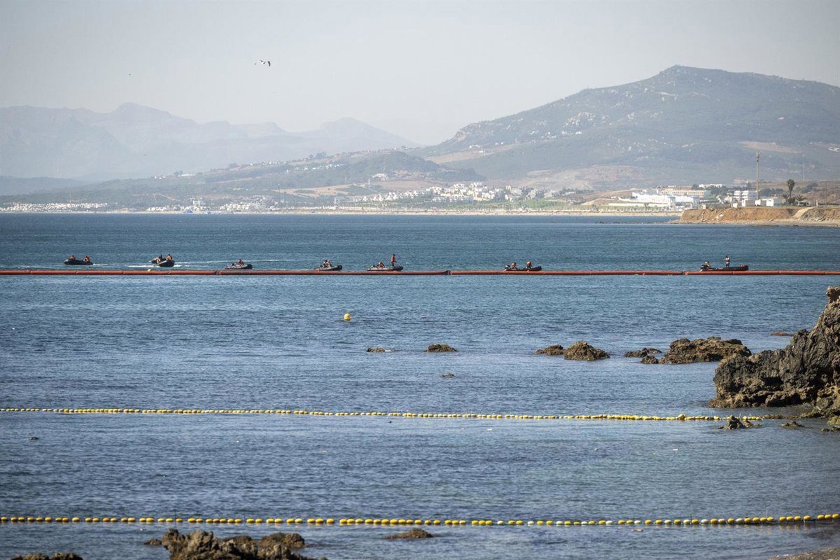 Interior inicia los trámites para prolongar el espigón de El Tarajal y sustituir la barrera flotante mediante boyas