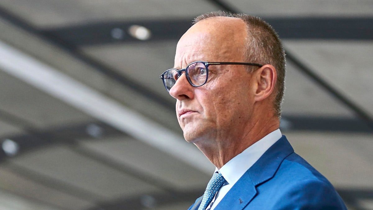 Dann stiehlt dem reumütigen Kanzler ein anderer Redner die Show