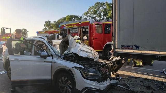 Unfälle: Auto prallt auf A1 ungebremst auf Laster - Fahrer stirbt