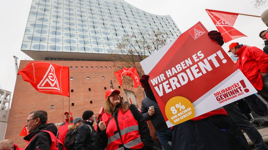 Metall- und Elektroindustrie: IG-Metall-Bezirke wollen fünf Prozent mehr Geld und sichere Jobs