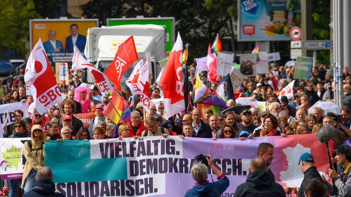 Sachsen-Anhalt - News zur Landtagswahl: Tausende Menschen demonstrieren in Magdeburg für eine weltoffene Gesellschaft