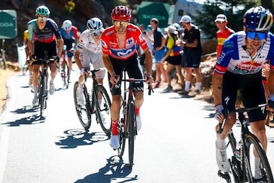 Dunbar wint vanuit vlucht na zinderende ontknoping op slotklim Vuelta, Roglic krijgt leider Mas niet gelost