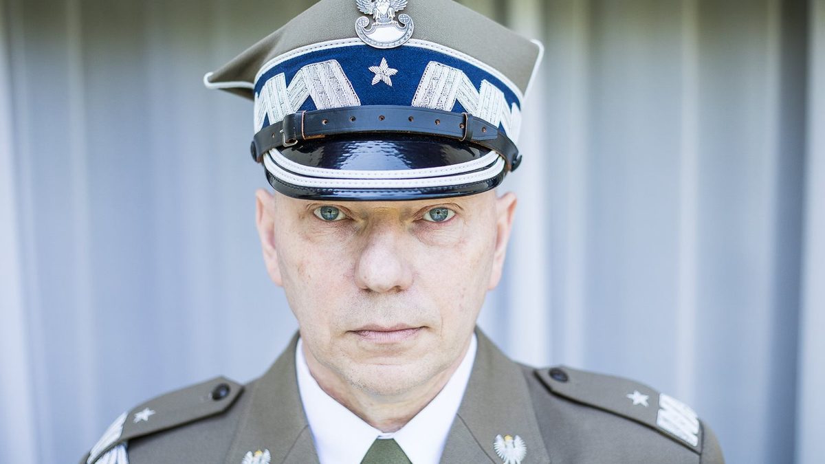 Były szef SKW nie poleciał na wakacje. Ale "nie został zatrzymany"