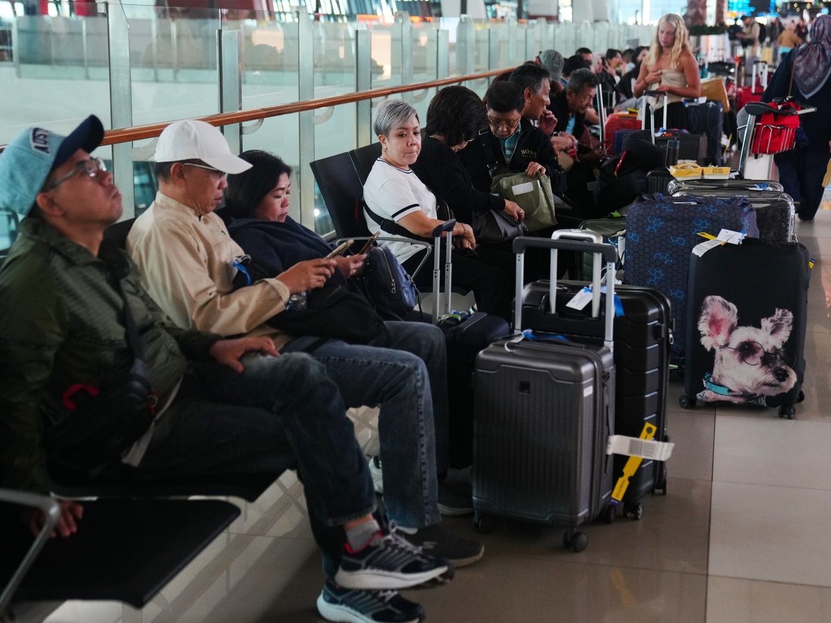 Indonesia’s main airport suspends flights due to Anak Krakatau eruption
