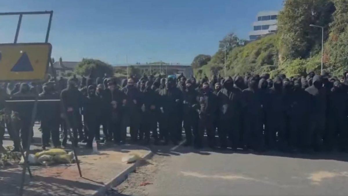 Regno Unito, 300 persone incappucciate stanno bloccando il porto di Dover: “Basta migranti”