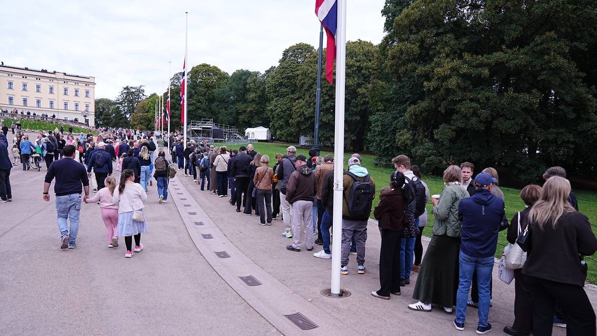 Over en kilometer kø utenfor slottet