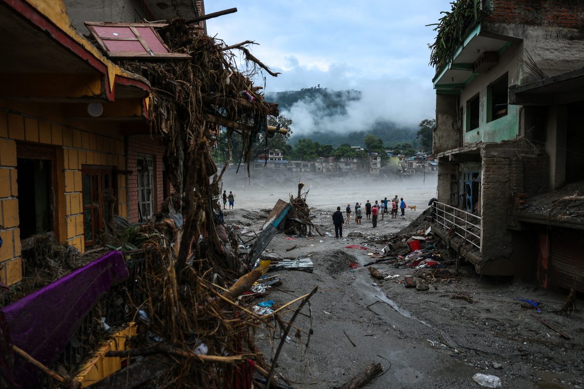 Mulher é resgatada com vida 10 dias após avalanche no Nepal