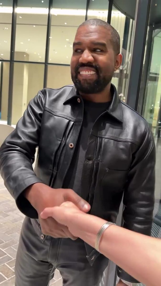 Ye was bout to cuss them out then realized it's some baddies
