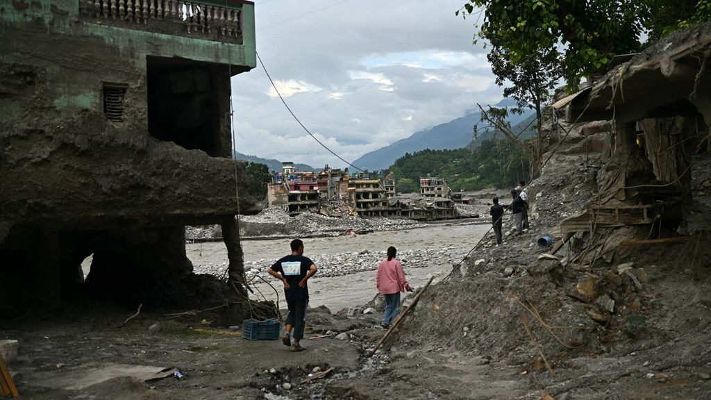 Australiër huurt helikopter om vrouw in Nepal te zoeken, nog zeker 5000 vermisten