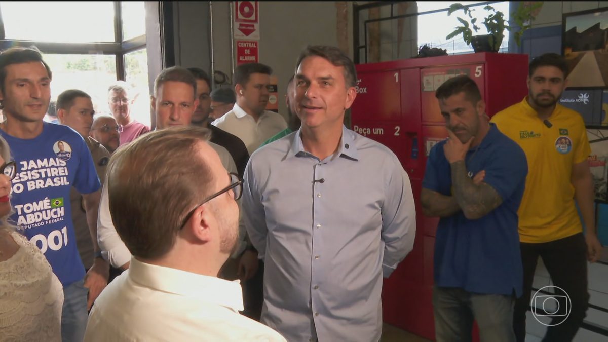 Flávio Bolsonaro, candidato do PL à Presidência, faz campanha em São Carlos, no interior de São Paulo
