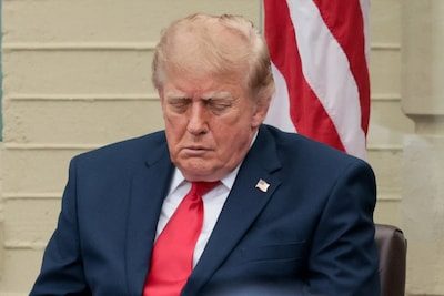 Trump lutte pour ne pas s’endormir en pleine cérémonie au Pentagone