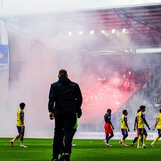 Voetbalwedstrijd vanaf nu standaard gestaakt bij afsteken vuurwerk: ‘Voortaan is de regel: bij vuurwerk kan het hele st…