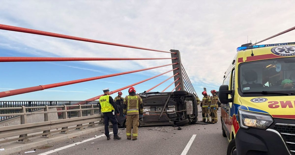 Groźny wypadek na Pomorzu. Zderzenie czołowe z radiowozem, są ranni
