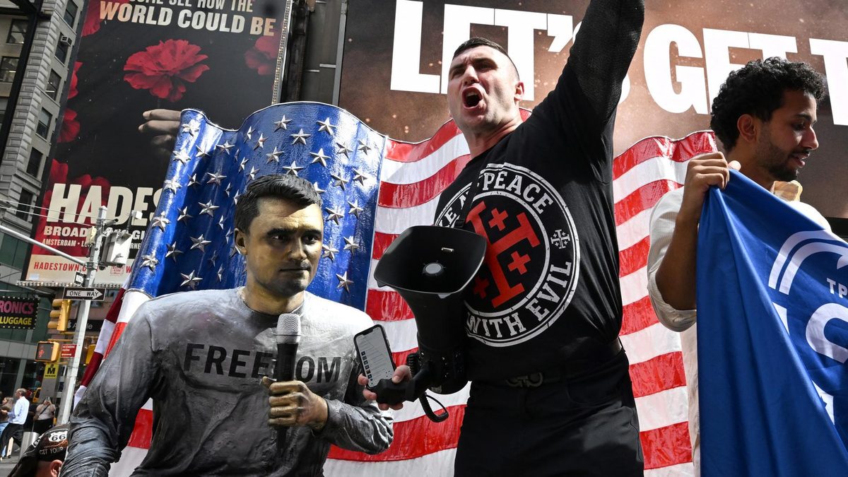 L’installation d’une statue de Charlie Kirk en plein Times Square provoque des tensions