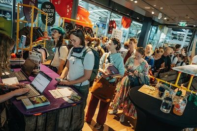 Treinreizigers staan op Utrecht CS massaal in de rij voor scheve wortels en lelijke appeltjes: ‘Er is wél behoefte aan’