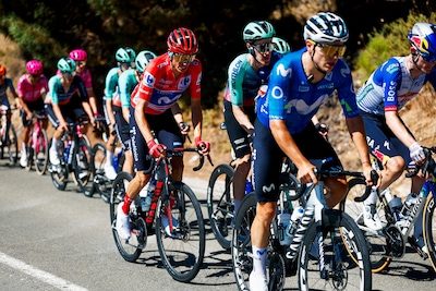 Eddie Dunbar wint vanuit vlucht na zinderende ontknoping op slotklim Vuelta, Primoz Roglic krijgt leider Enric Mas niet…