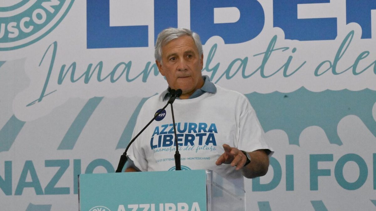 Tajani, 'giusta la raccolta firme, la democrazia è una cosa seria'