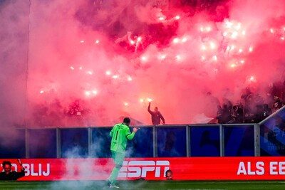 Nederlandse voetbalfans zijn gewaarschuwd: wedstrijden voortaan meteen gestaakt als er vuurwerk wordt gegooid