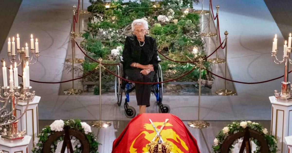 Noch vor Tagen trauerte Prinzessin Astrid (†94) allein an Haralds Sarg