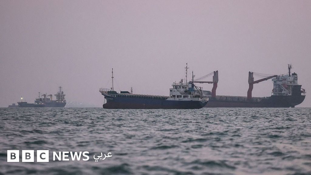 تبادل الهجمات بين إيران والولايات المتحدة يستهدف سفناً ويهدد إمدادات النفط