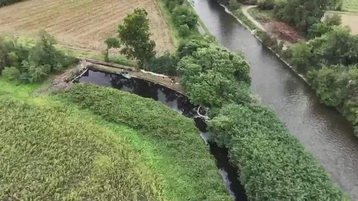 Milano, tolte le barriere dopo lo sversamento nel Naviglio