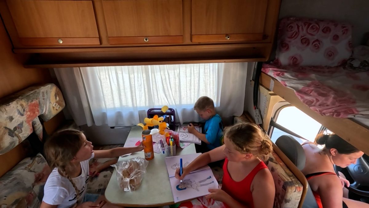 Vlam in de pan: chips vliegt door de caravan van familie Verhoef