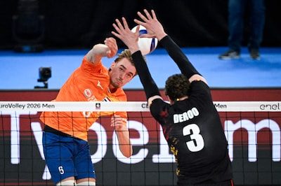Volleyballers verliezen eerste wedstrijd op EK van België: 'In laatste twee sets zie je onervarenheid terug'