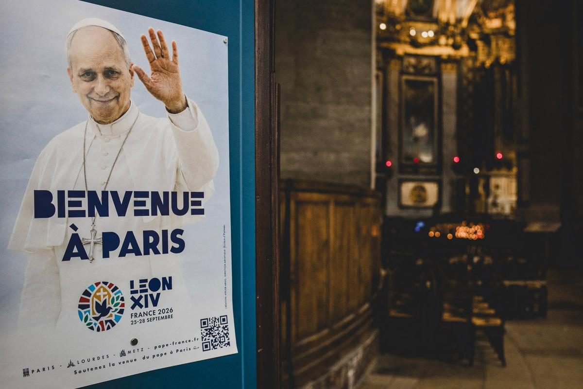Visite du pape Léon XIV : un habitué des spectacles cathos identitaires dans les coulisses de la veillée au Stade de Fr…