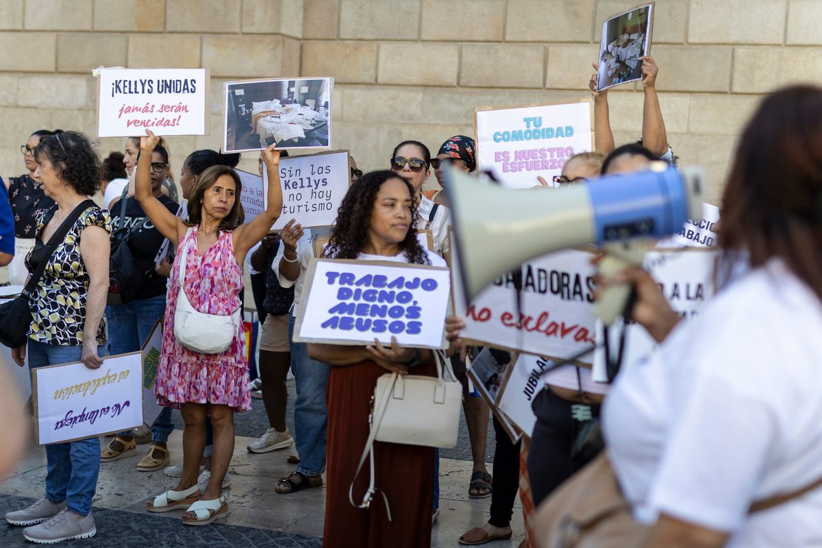 Los sectores feminizados con más bajas laborales se lanzan a reclamar la jubilación anticipada