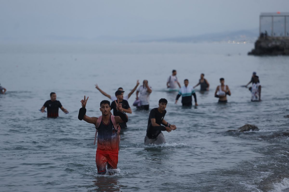 Última hora de la entrada de inmigrantes a Ceuta, en directo | Trump ve “triste” lo que pasa en Ceuta y dice que España…