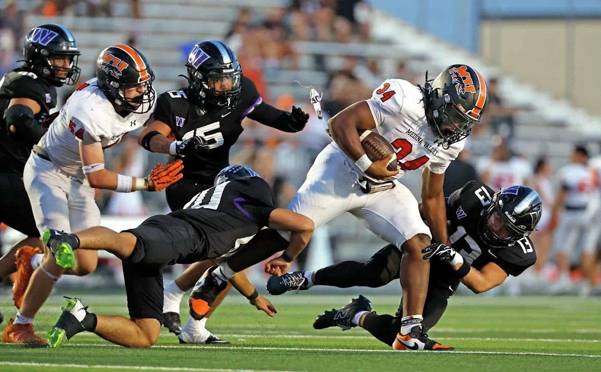 Medina Valley rumbles past Warren on strength of three-headed rushing attack