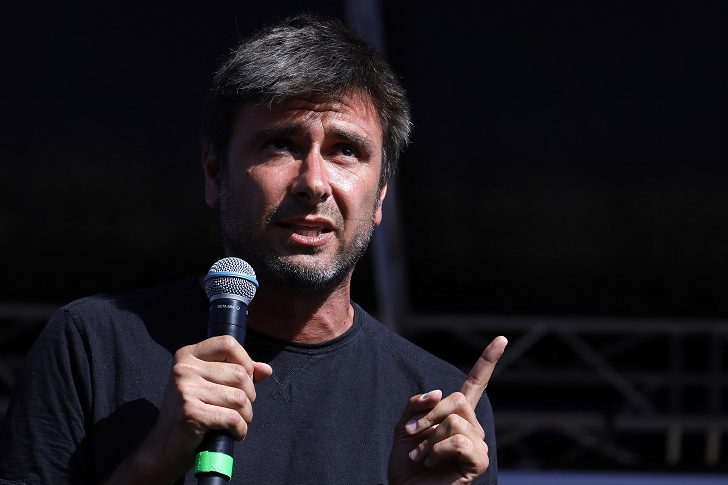 Alessandro Di Battista sta rientrando in Italia. Decollata da Cuba l’aeroambulanza con destinazione Roma