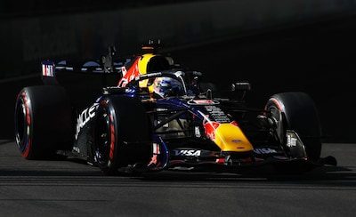 Max Verstappen kan geen vuist maken in tweede training, Kimi Antonelli grijpt favorietenrol in Madrid