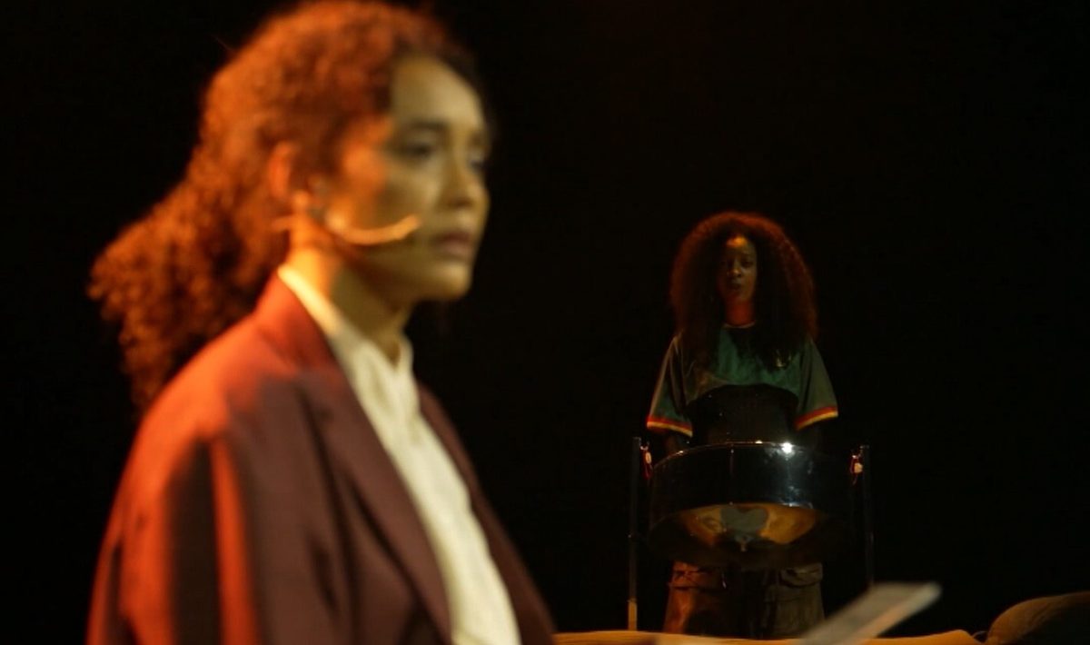 Taís Araújo exalta artista que toca instrumento ancestral africano de 21 cordas: 'A peça não existe mais sem ela'