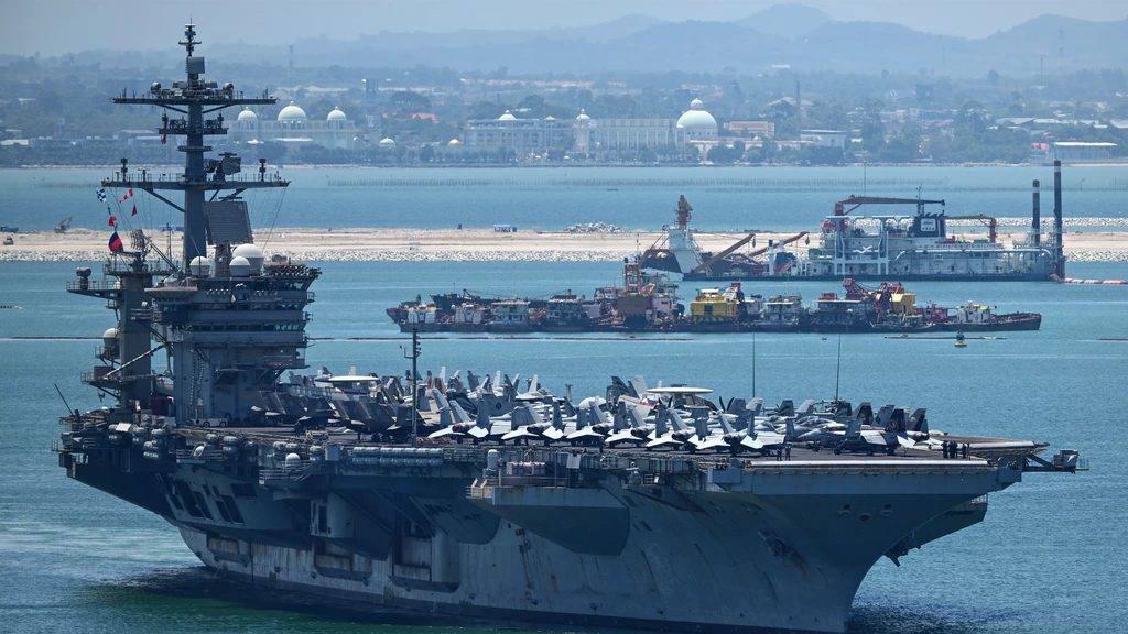 Amerikaans vliegdekschip USS Abraham Lincoln verlaat Thailand