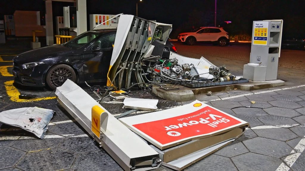 Dronken automobilist ramt tankstation langs A58 bij Etten-Leur, veel schade