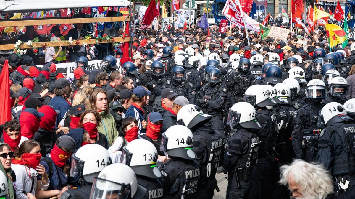 Polizisten bei Demo mit Metallkugeln beschossen