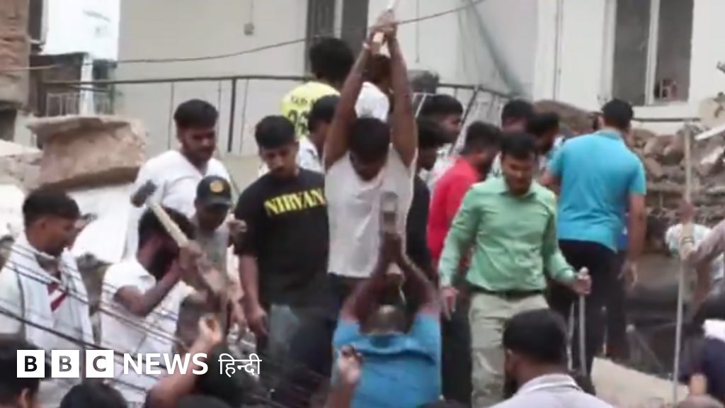 दिल्ली के सत्य निकेतन इलाक़े में एक इमारत ढही, कई लोगों के दबे होने की आशंका