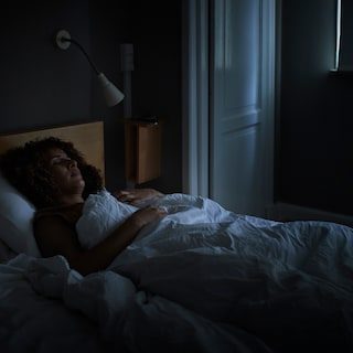 Nachtelijk licht in slaapkamer gelinkt aan stijver en zwakker hart: studie bij 11.000 mensen wijst op onderschat risico