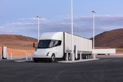 Jusqu’à 550 km d’autonomie: Tesla lance son camion électrique en Europe