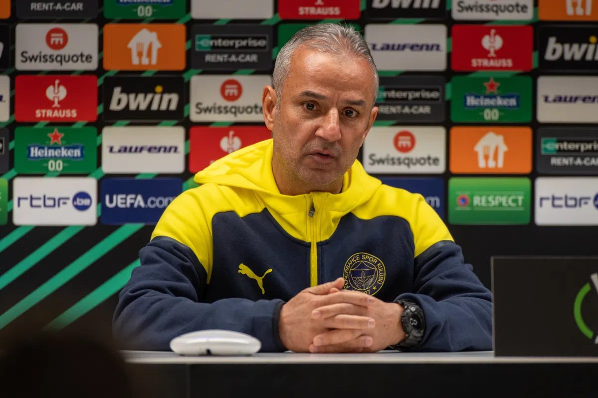 Fenerbahçe spreekt Turkse berichtgeving tegen en blijft achter trainer staan