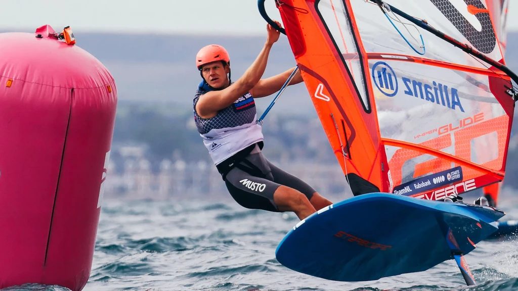 Van Opzeeland en Badloe naar finaledag WK iQFoil, spannende olympische strijd lonkt