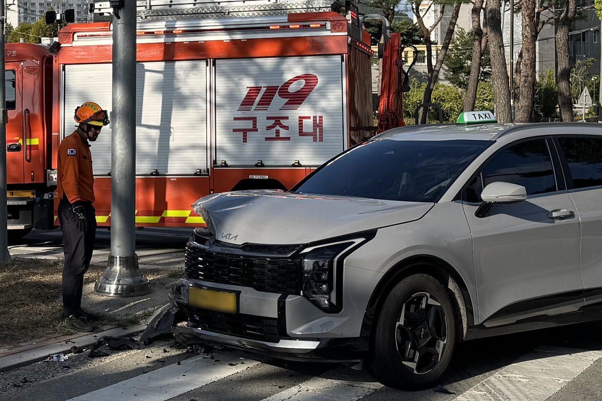 함평 교차로서 승용차·택시 충돌…3명 병원 이송
