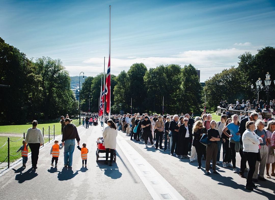 Nær 7000 defilerte ved kong Haralds båre i går