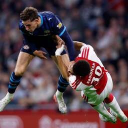 Van Bommel had volgens scheidsrechtersbaas rood moeten krijgen tegen Ajax